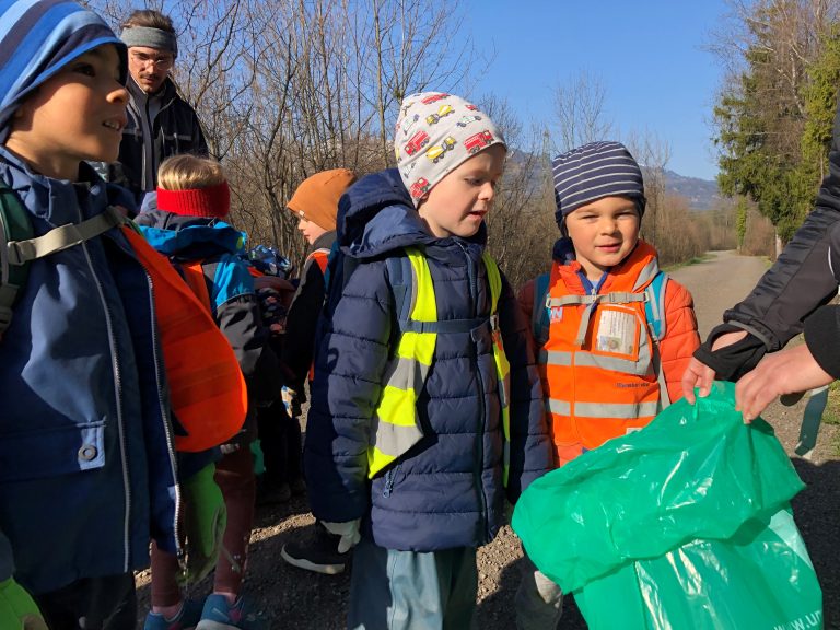 Kindergruppe beim Müllsammeln