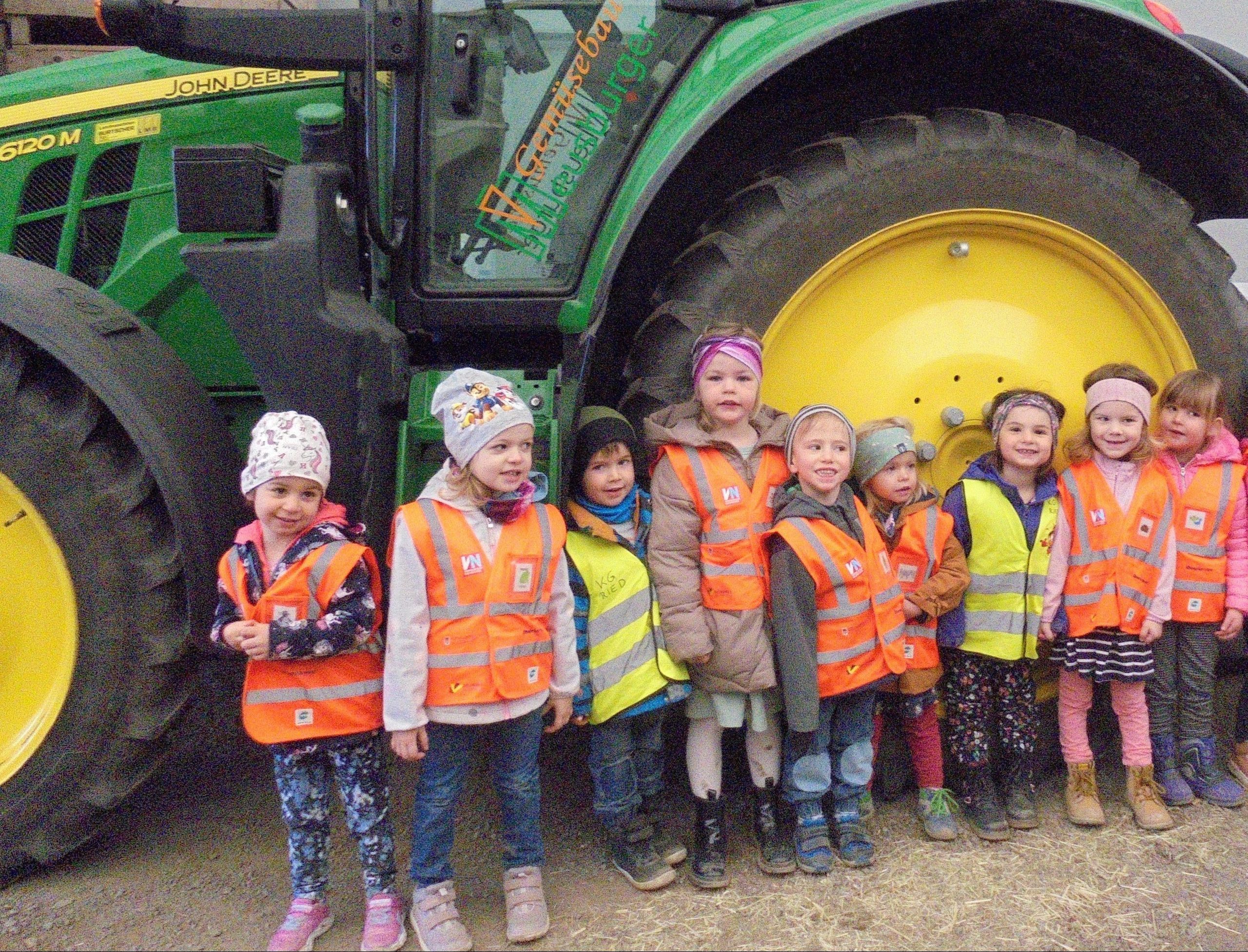Kindergruppe vor Traktor